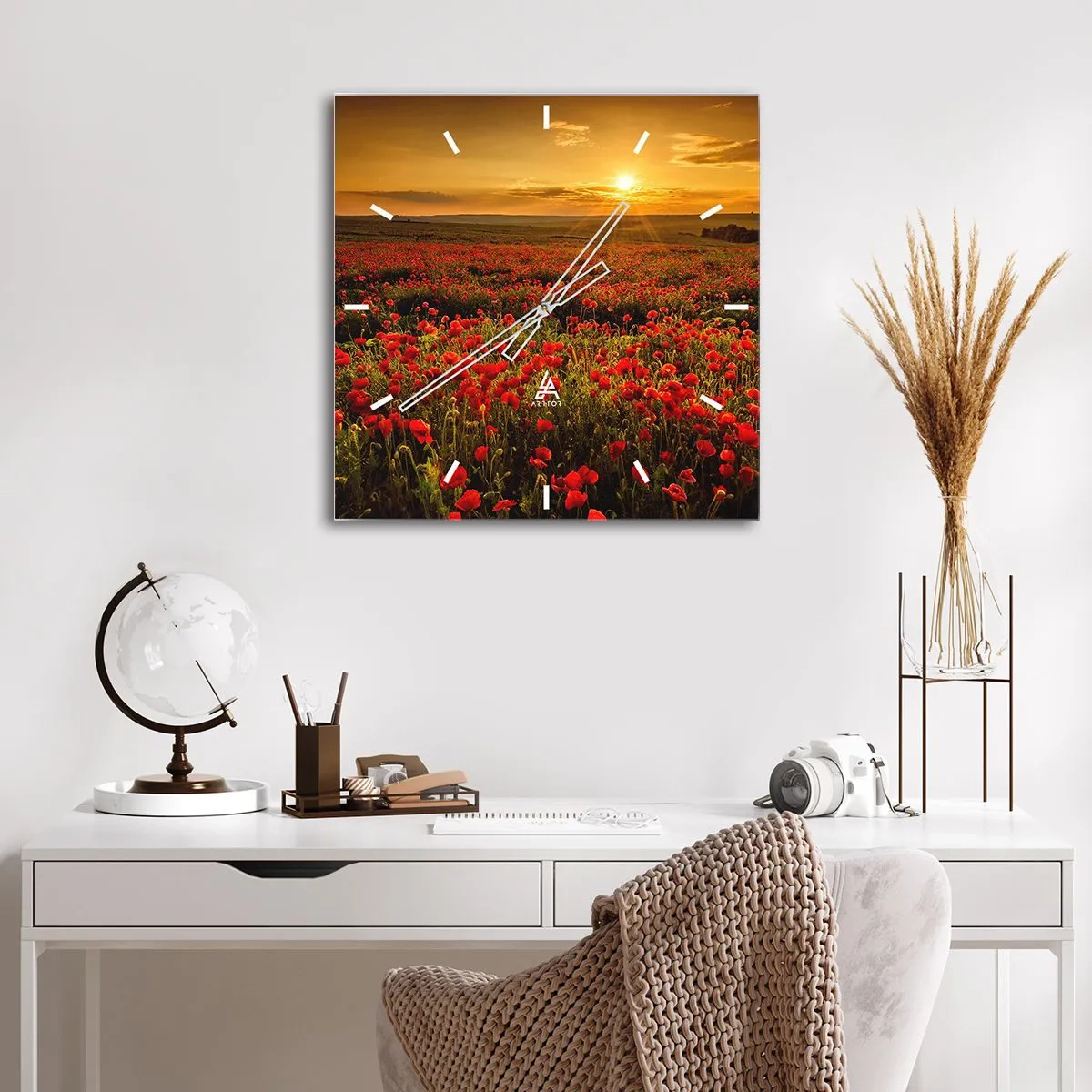 Zegar ścienny - Pole czerwonych maków w blasku zachodzącego słońca - 30x30cm - Wśród fali łąk szumiących, wśród kwiatów powodzi - Nowoczesna dekoracja ścienna do salonu i sypialni ARTTOR