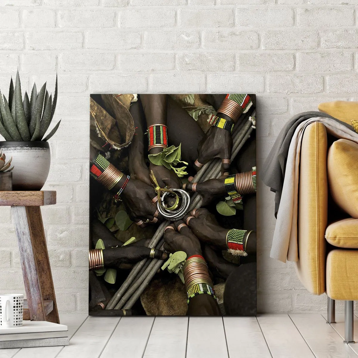 Obraz na płótnie - Tradycyjne bransolety na rękach w grupie rąk - 80x120cm - Jesteśmy razem - Nowoczesna dekoracja ścienna do salonu i sypialni ARTTOR