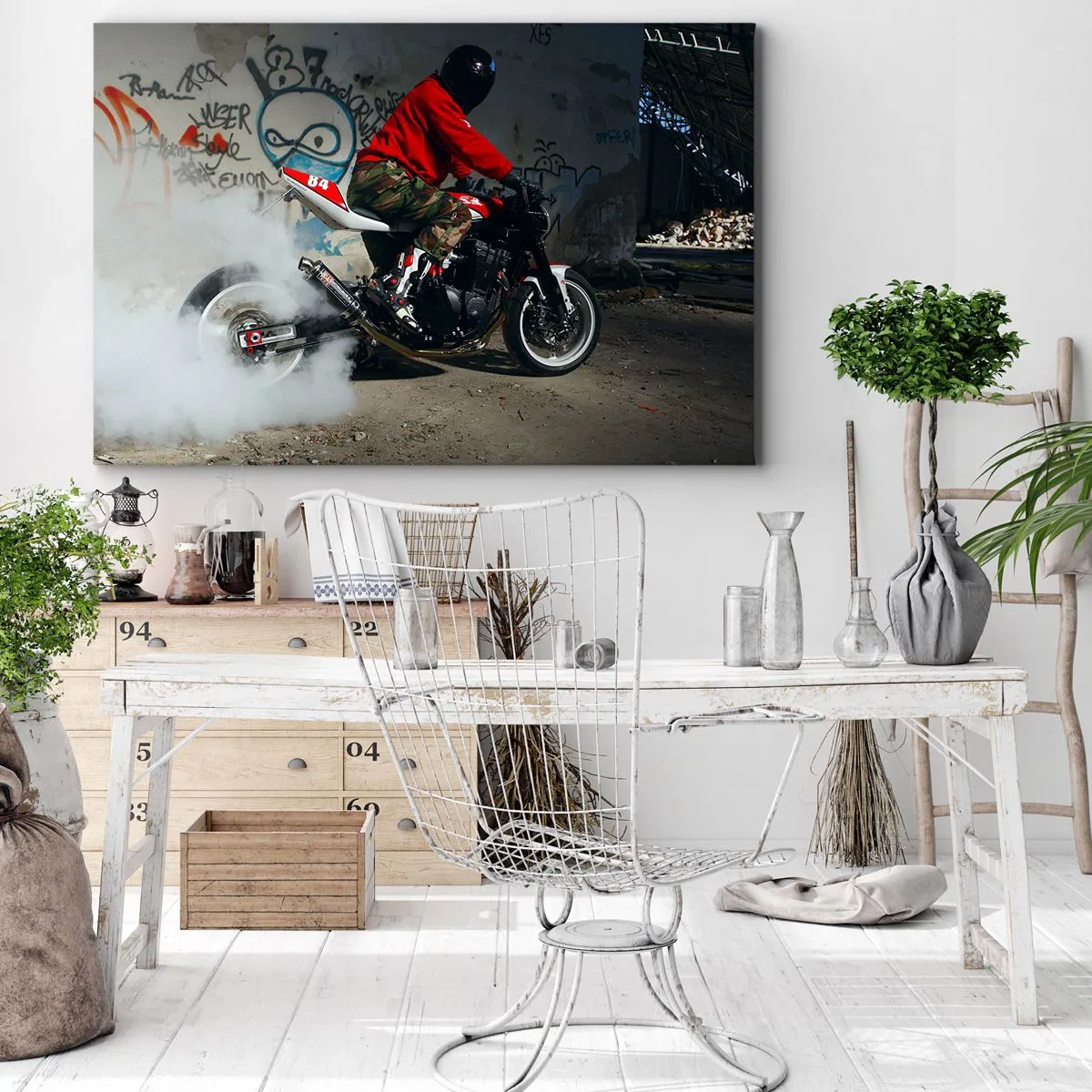Obraz na płótnie - Motocyklista wykonujący efektowny drift w opuszczonym budynku z graffiti - 70x50cm - Goń mnie! - Nowoczesna dekoracja ścienna do salonu i sypialni ARTTOR