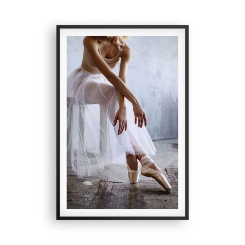 Plakat w czarnej ramie - Zanim zabłysną światła rampy - 61x91 cm