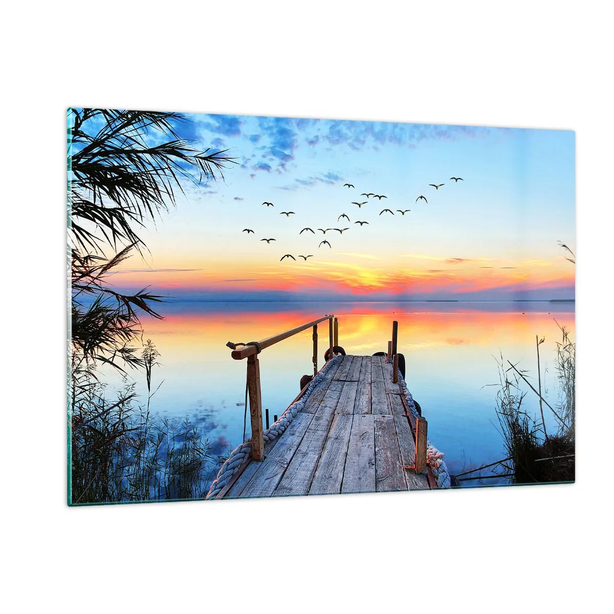Obraz na szkle - Drewniany pomost nad jeziorem o zachodzie słońca z lecącym kluczem ptaków - 120x80cm - Pora wracać… - Nowoczesna dekoracja ścienna do salonu, kuchni i sypialni ARTTOR