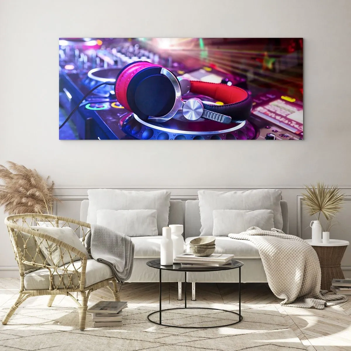 Obraz na szkle - Słuchawki DJ na konsolecie oświetlone reflektorami na imprezie - 160x50cm - Będzie, będzie się działo - Nowoczesna dekoracja ścienna do salonu i sypialni ARTTOR