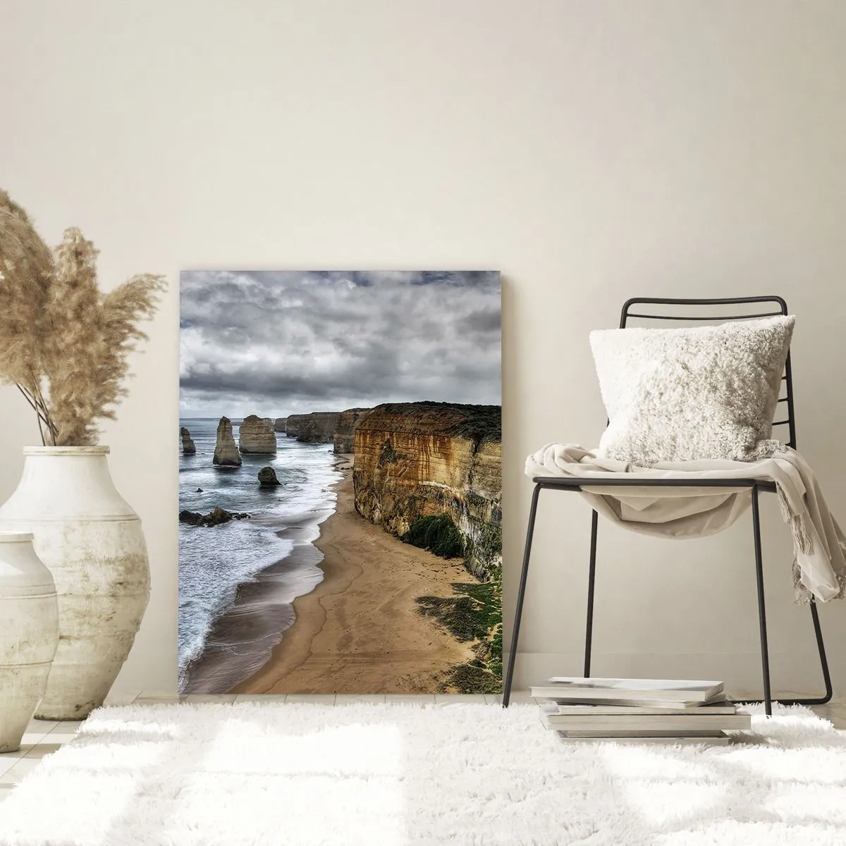 Obraz na szkle - Klify z widokiem na ocean i plażę pod pochmurnym niebem - 50x70cm - Surowe piękno - Nowoczesna dekoracja ścienna do salonu, kuchni i sypialni ARTTOR