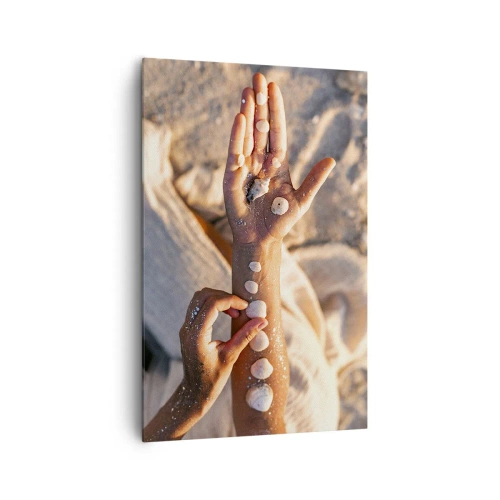 Obraz na płótnie - Dłonie z ułożonymi muszlami na tle piasku - 80x120cm - Piękno w zasięgu ręki - Nowoczesna dekoracja ścienna do salonu i sypialni ARTTOR