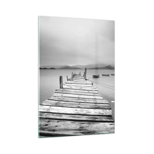Obraz na szkle - Drewniany pomost nad spokojnym jeziorem w czerni i bieli - 50x70cm - Za górami, za morzami - Nowoczesna dekoracja ścienna do salonu, kuchni i sypialni ARTTOR