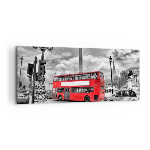 Obraz na płótnie - Czerwony piętrowy autobus na tle czarno-białego miasta - 120x50cm - Prawdziwy krwioobieg miasta - Nowoczesna dekoracja ścienna do salonu i sypialni ARTTOR