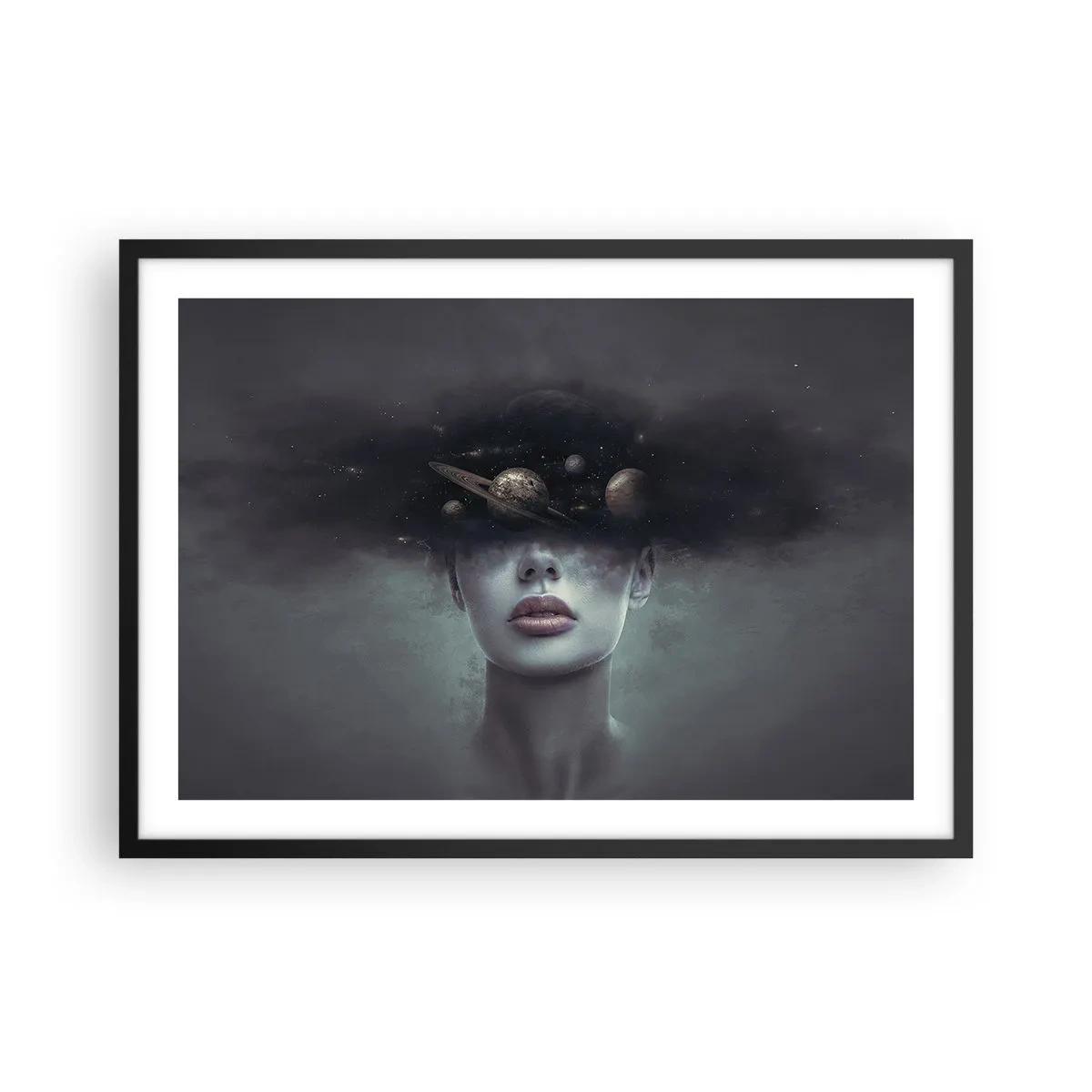 Plakat w czarnej ramie - Kobieca twarz z motywem planet i kosmosu w tle - 70x50cm - A planety szaleją… - Nowoczesna dekoracja ścienna do salonu i sypialni ARTTOR
