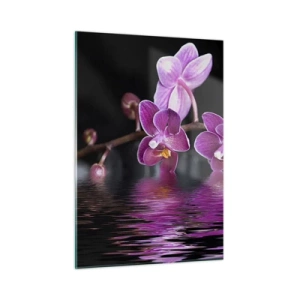 Obraz na szkle - Fioletowe orchidee odbijające się w wodzie - 50x70cm - Liliowe odbicie piękna - Nowoczesna dekoracja ścienna do salonu, kuchni i sypialni ARTTOR