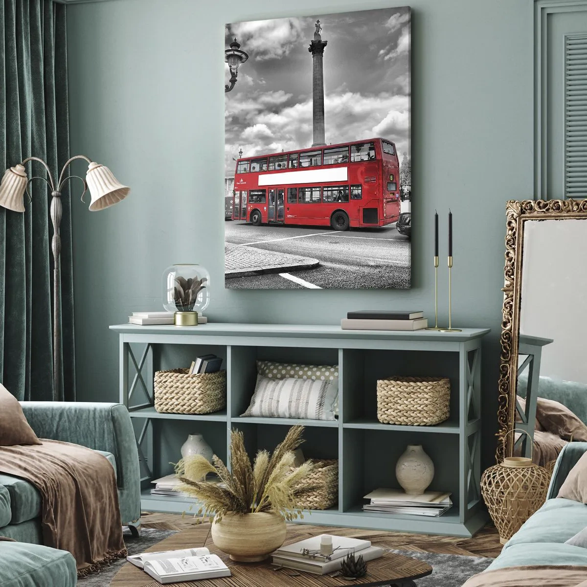 Obraz na płótnie - Czerwony autobus na tle czarno-białego miasta - 50x70cm - Prawdziwy krwioobieg miasta - Nowoczesna dekoracja ścienna do salonu, kuchni i sypialni ARTTOR