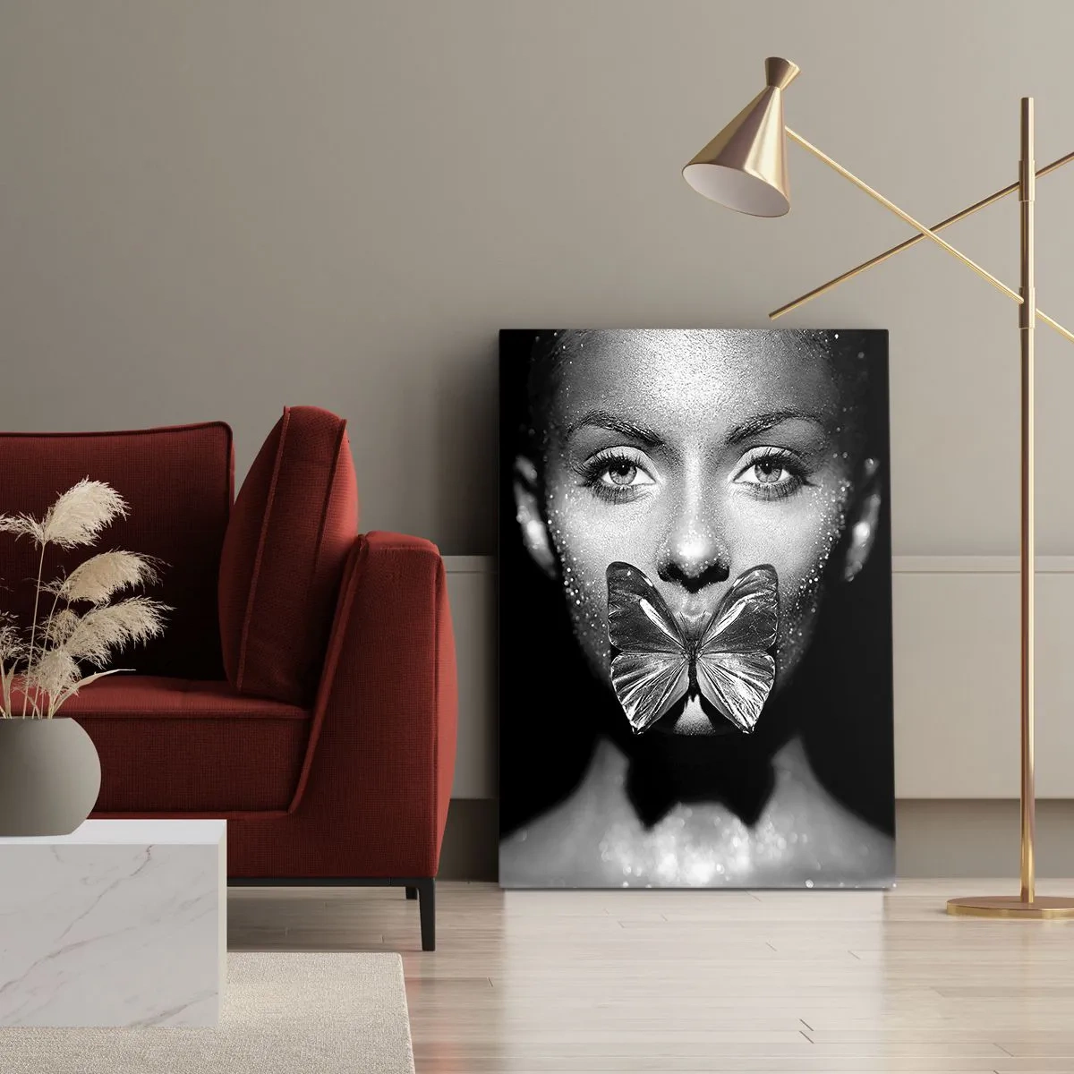 Obraz na płótnie - Czarno-białe zdjęcie kobiety z motylem na ustach - 50x70cm - Motyli pocałunek - Nowoczesna dekoracja ścienna do salonu, kuchni i sypialni ARTTOR