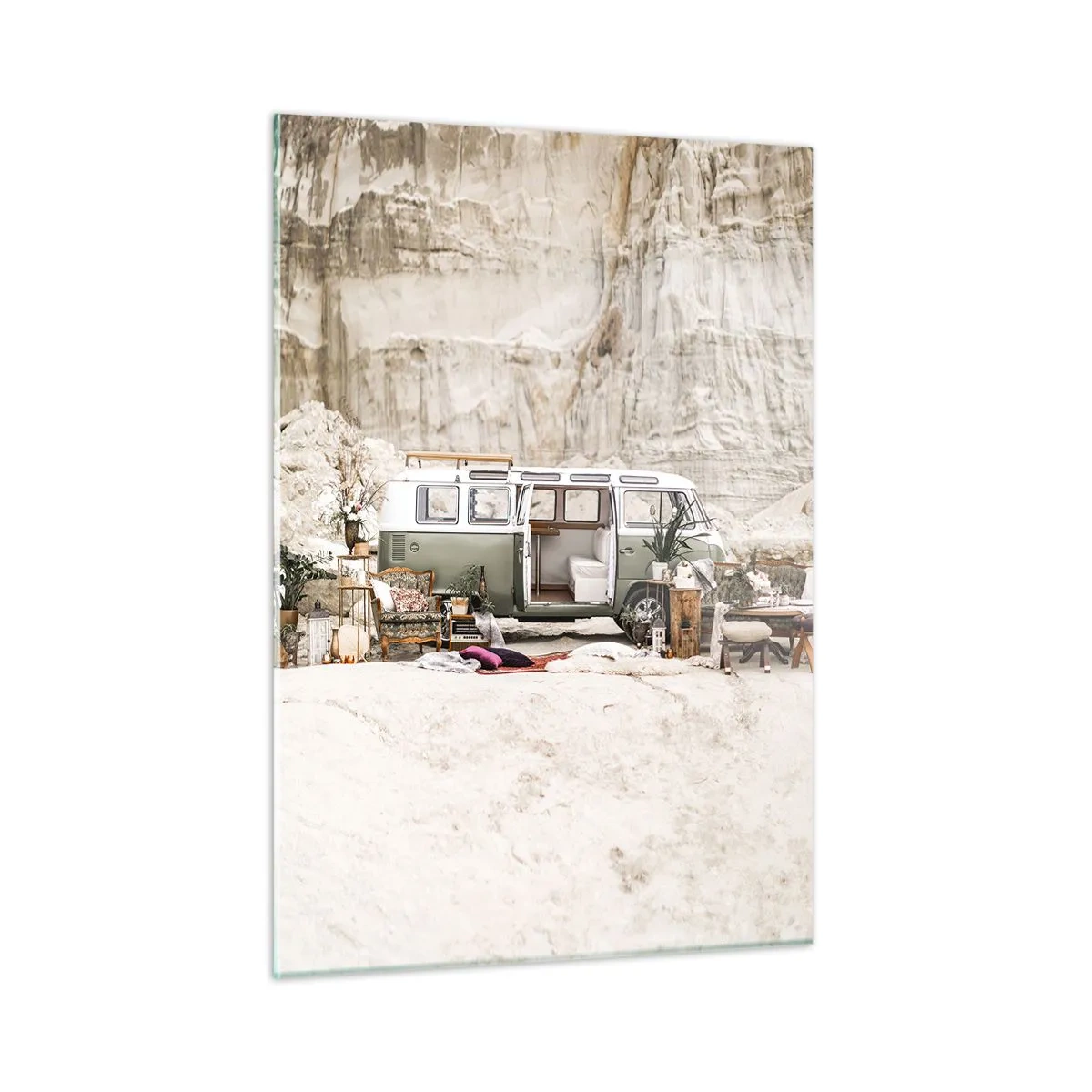 Obraz na szkle - Wnętrze kampera w pustynnej scenerii, z elementami boho i natury - 50x70cm - Podróż czas zacząć - Nowoczesna dekoracja ścienna do salonu, kuchni i sypialni ARTTOR