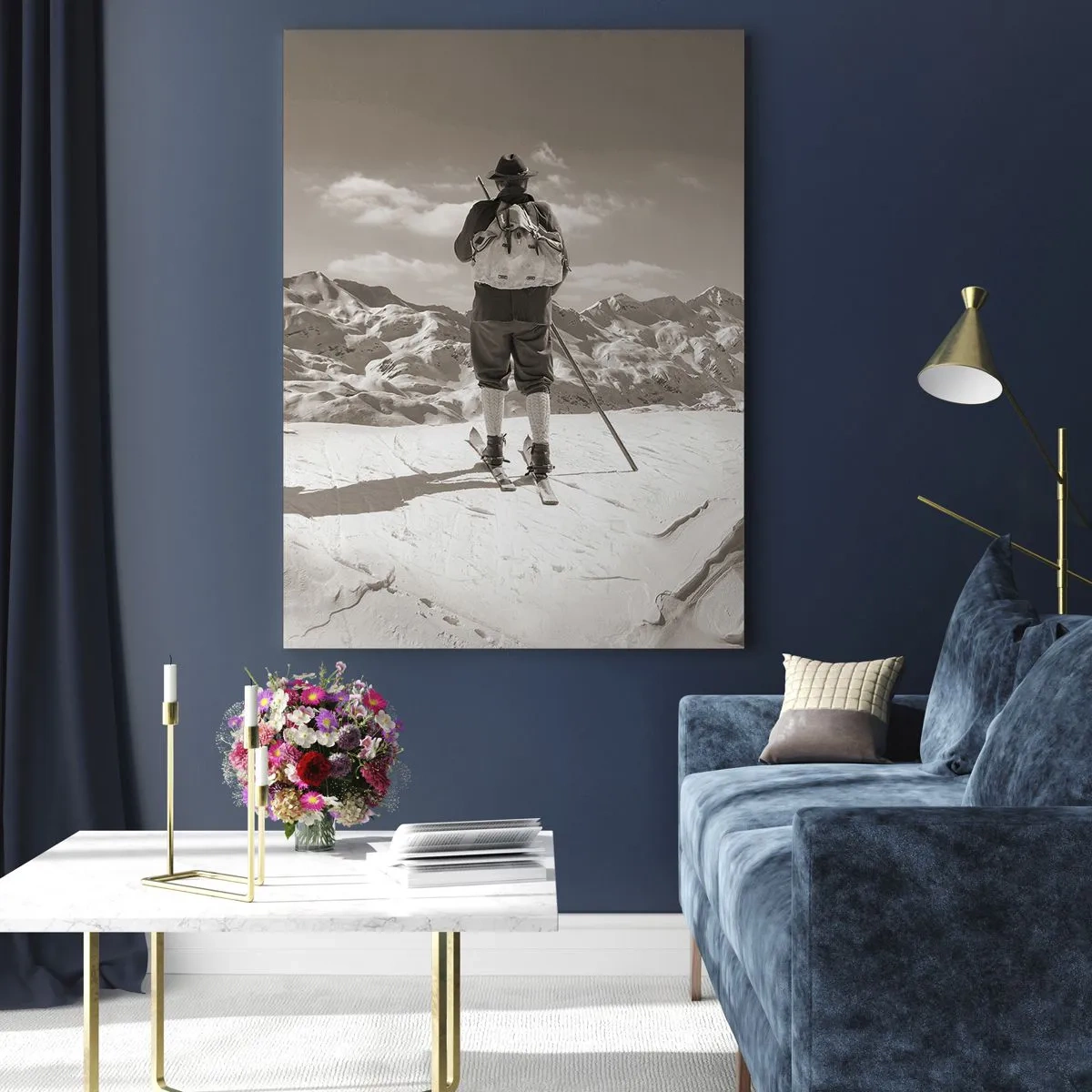 Obraz na szkle - Narciarz na szczycie gór w czarno-białym ujęciu - 70x100cm - A góry te same - Nowoczesna dekoracja ścienna do salonu i sypialni ARTTOR