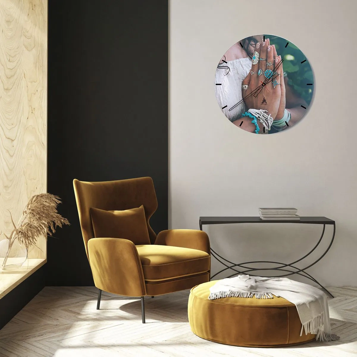 Zegar ścienny - Dłonie z biżuterią w stylu boho na tle natury - 30x30cm - Witaj w centrum bytu - Nowoczesna dekoracja ścienna do salonu, kuchni i sypialni ARTTOR