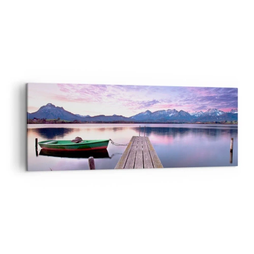 Obraz na płótnie - Drewniany pomost z łódką na jeziorze otoczonym górami o zachodzie słońca - 140x50cm - Przyjazna cisza - Nowoczesna dekoracja ścienna do salonu i sypialni ARTTOR