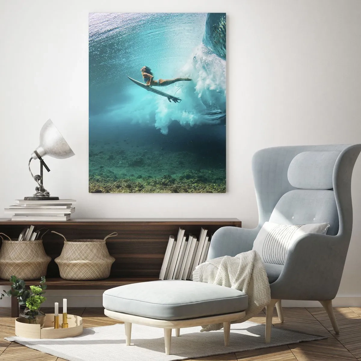 Obraz na szkle - Surferka pod wodą wśród fal z deską surfingową - 50x70cm - Podwodny świat - Nowoczesna dekoracja ścienna do salonu, kuchni i sypialni ARTTOR