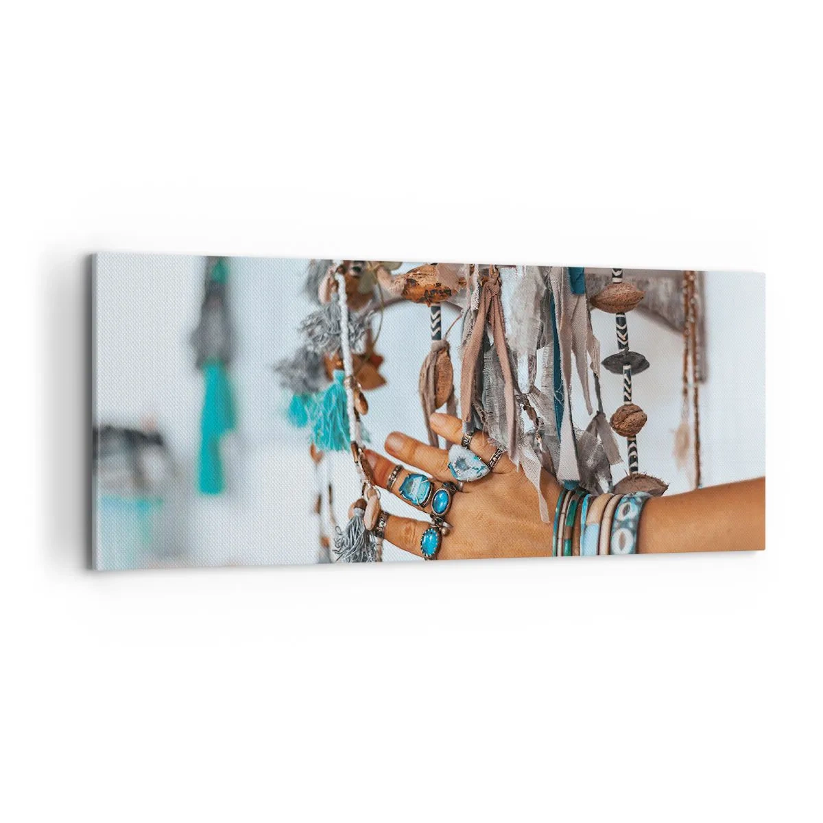 Obraz na płótnie - Ręka ozdobiona biżuterią w stylu boho z dekoracjami w tle - 120x50cm - Lokalne skarby - Nowoczesna dekoracja ścienna do salonu i sypialni ARTTOR