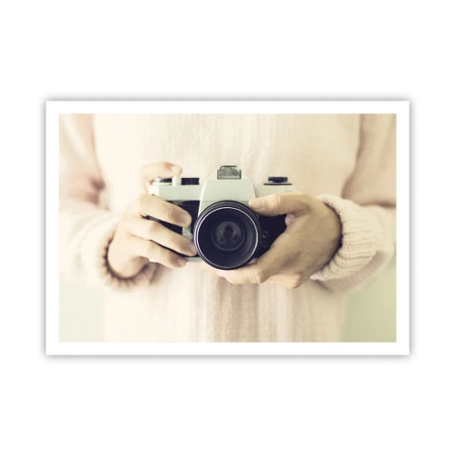 Plakat - Retro aparat fotograficzny trzymany w dłoniach na jasnym tle - 100x70cm - By widzieć więcej… - Nowoczesna dekoracja ścienna do salonu i sypialni ARTTOR
