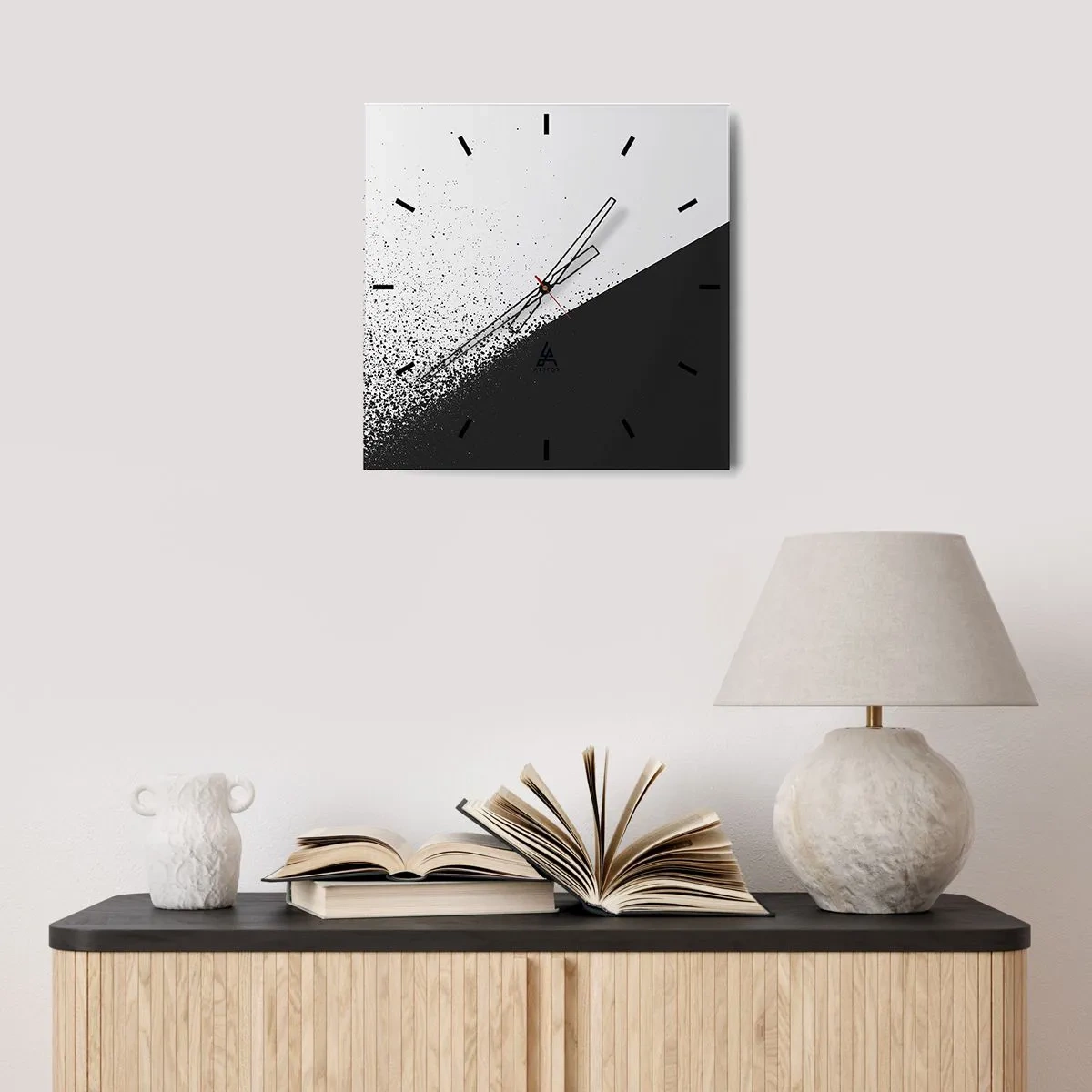 Zegar ścienny - Minimalistyczna abstrakcja w czerni i bieli z rozproszonymi kropkami - 30x30cm - Coraz szybciej, coraz więcej - Nowoczesna dekoracja ścienna do salonu i sypialni ARTTOR
