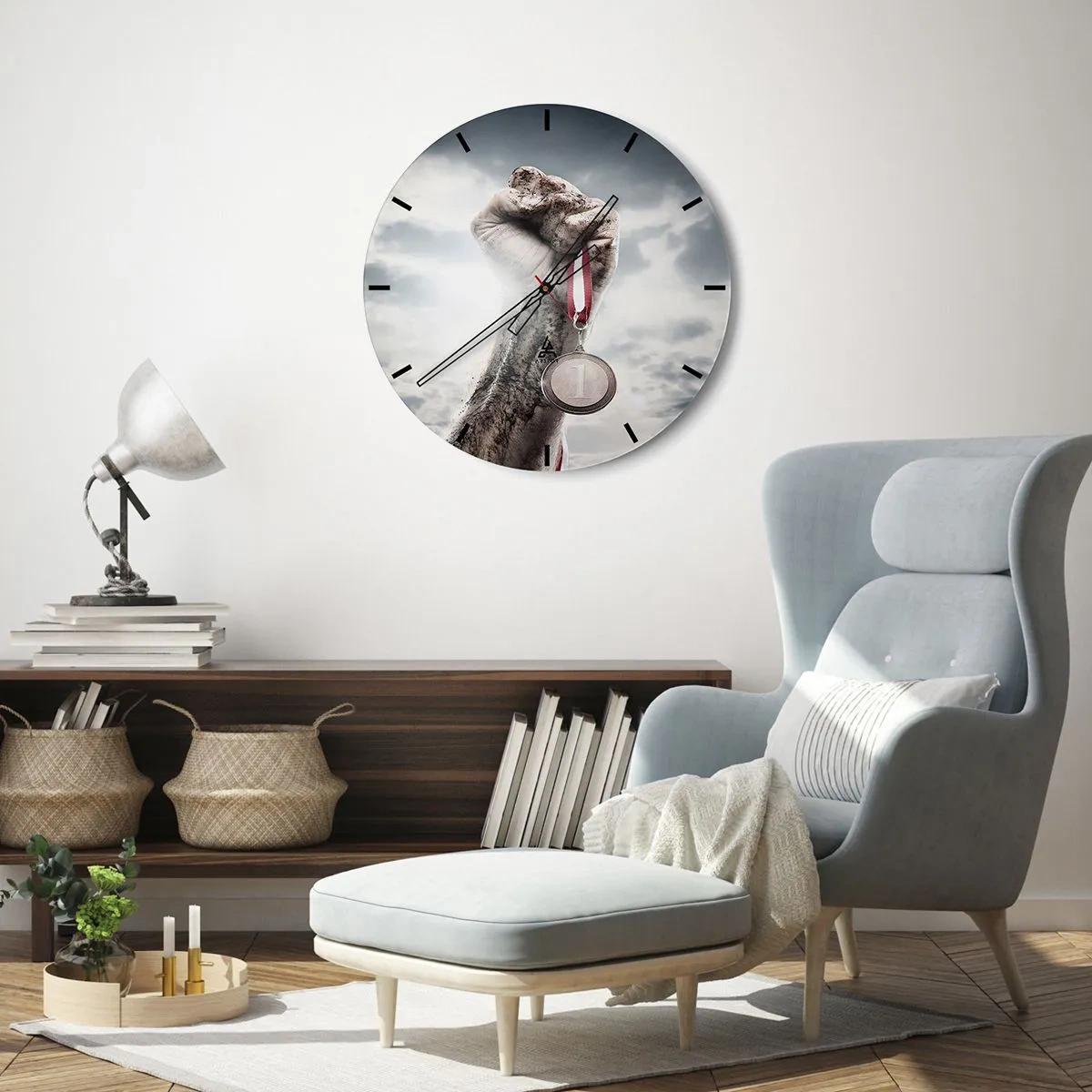Zegar ścienny - Ręka z medalem na tle nieba - 30x30cm - Per aspera ad astra - Nowoczesna dekoracja ścienna do salonu, kuchni i sypialni ARTTOR