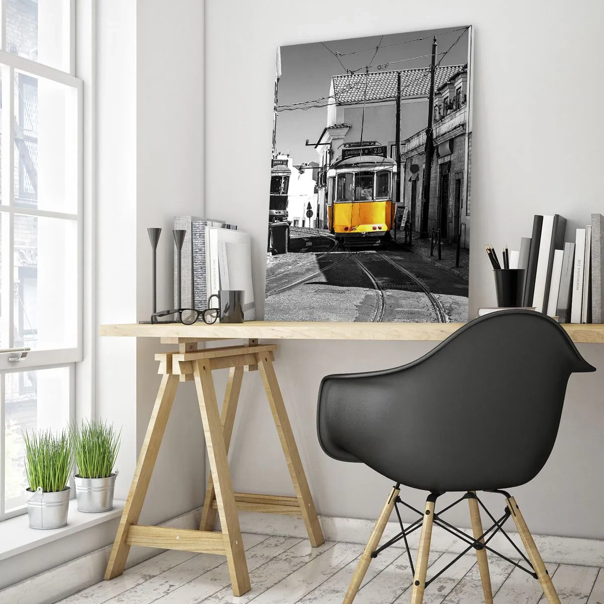 Obraz na szkle - Żółty tramwaj na ulicach Lizbony w monochromatycznej scenerii - 80x120cm - Duch Lizbony - Nowoczesna dekoracja ścienna do salonu i sypialni ARTTOR