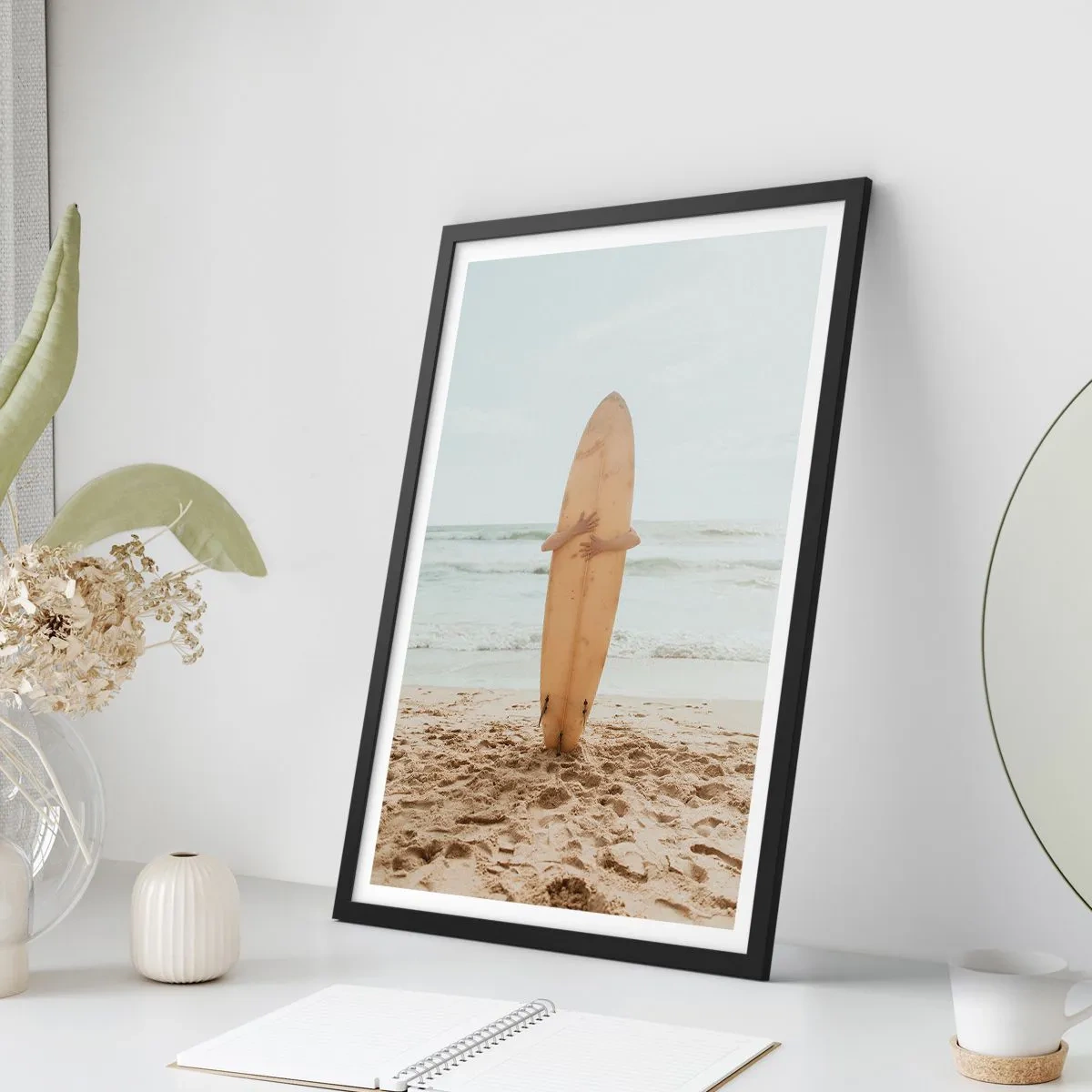 Plakat w czarnej ramie - Osoba trzymająca deskę surfingową na plaży, z widokiem na morze - 50x70cm - Z miłości do fal - Nowoczesna dekoracja ścienna do salonu i sypialni ARTTOR