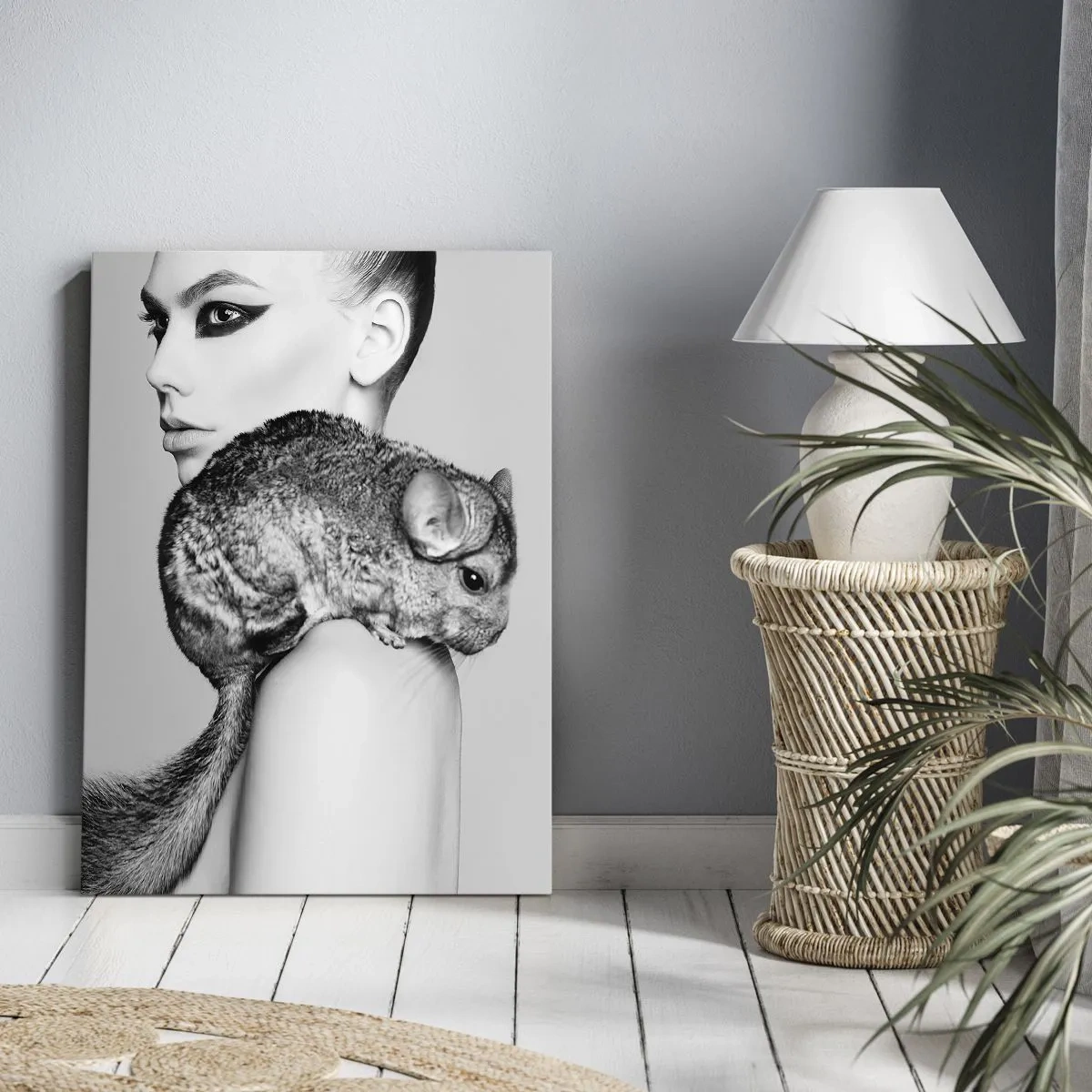 Obraz na płótnie - Portret kobiety z szynszylą na ramieniu w stylu monochromatycznym - 50x70cm - Dama z szynszylą - Nowoczesna dekoracja ścienna do salonu, kuchni i sypialni ARTTOR