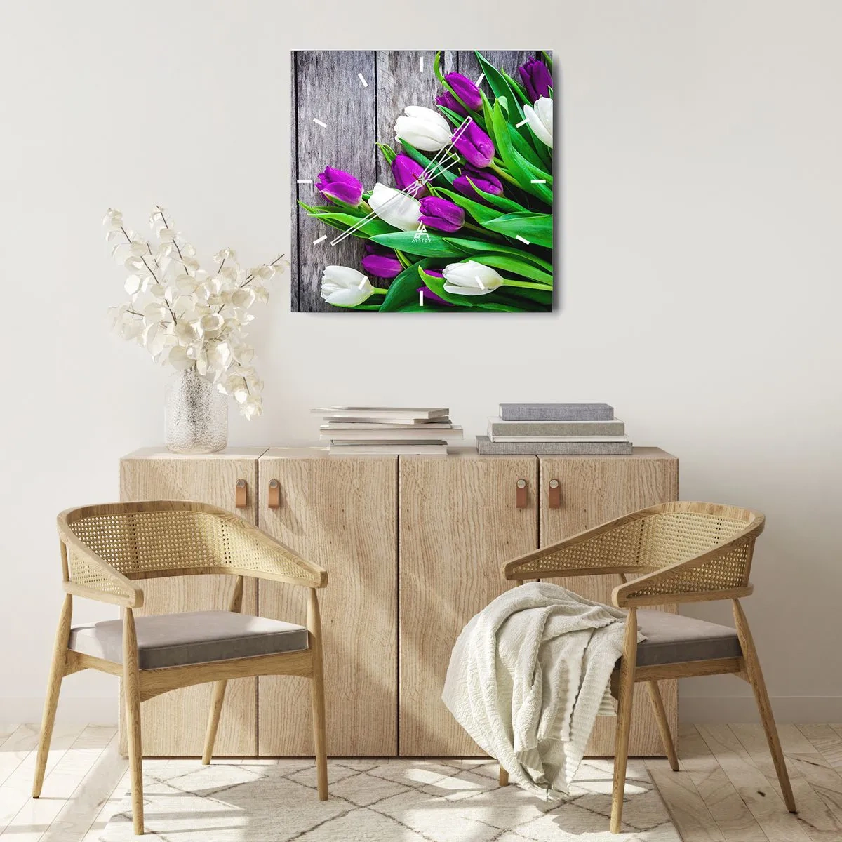 Zegar ścienny - Bukiet fioletowych i białych tulipanów na drewnianym tle - 30x30cm - W dniu wiosennego święta - Nowoczesna dekoracja ścienna do salonu i sypialni ARTTOR