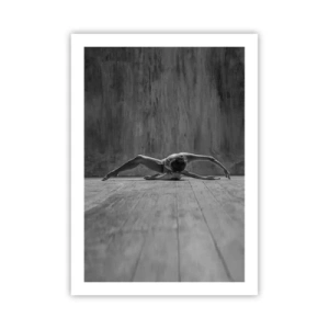 Plakat - Tancerka w artystycznej pozie na drewnianej scenie - 50x70cm - Symetria odnaleziona - Nowoczesna dekoracja ścienna do salonu, kuchni i sypialni ARTTOR