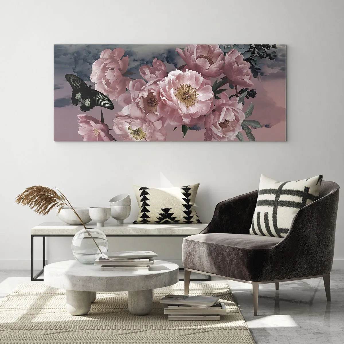 Obraz na szkle - Różowe piwonie z motylem na pastelowym tle - 120x50cm - Szczyt romantyzmu - Nowoczesna dekoracja ścienna do salonu i sypialni ARTTOR