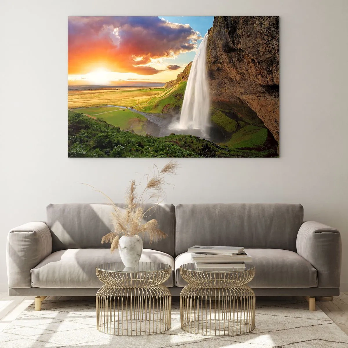 Obraz na szkle - Islandzki wodospad w promieniach zachodzącego słońca - 70x50cm - Pełnia islandzkiego lata - Nowoczesna dekoracja ścienna do salonu i sypialni ARTTOR