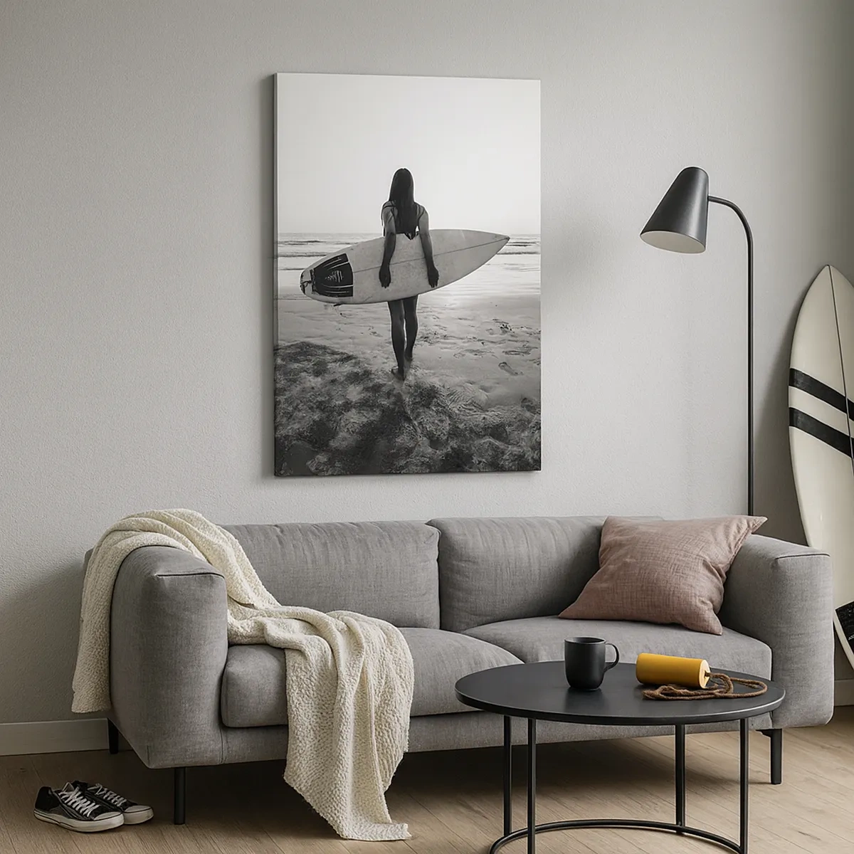 Obraz na płótnie - Kobieta z deską surfingową na plaży, patrząca na morze - 50x70cm - Córka morskiej fali - Nowoczesna dekoracja ścienna do salonu, kuchni i sypialni ARTTOR