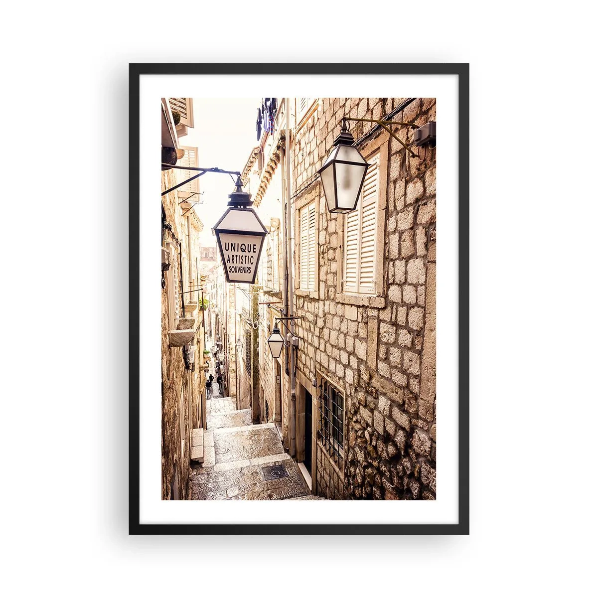Plakat w czarnej ramie - Urokliwa kamienna uliczka z latarniami i schodami - 50x70cm - Urokliwy zaułek - Nowoczesna dekoracja ścienna do salonu i sypialni ARTTOR
