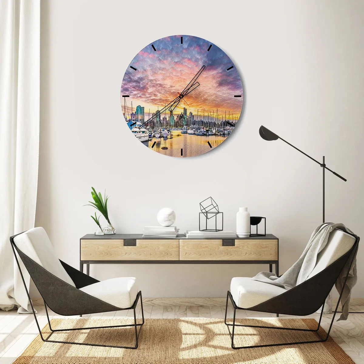 Zegar ścienny - Marina z łodziami i wieżowcami w tle podczas zachodu słońca - 30x30cm - Miasto tysiąca żeglarzy - Nowoczesna dekoracja ścienna do salonu, kuchni i sypialni ARTTOR