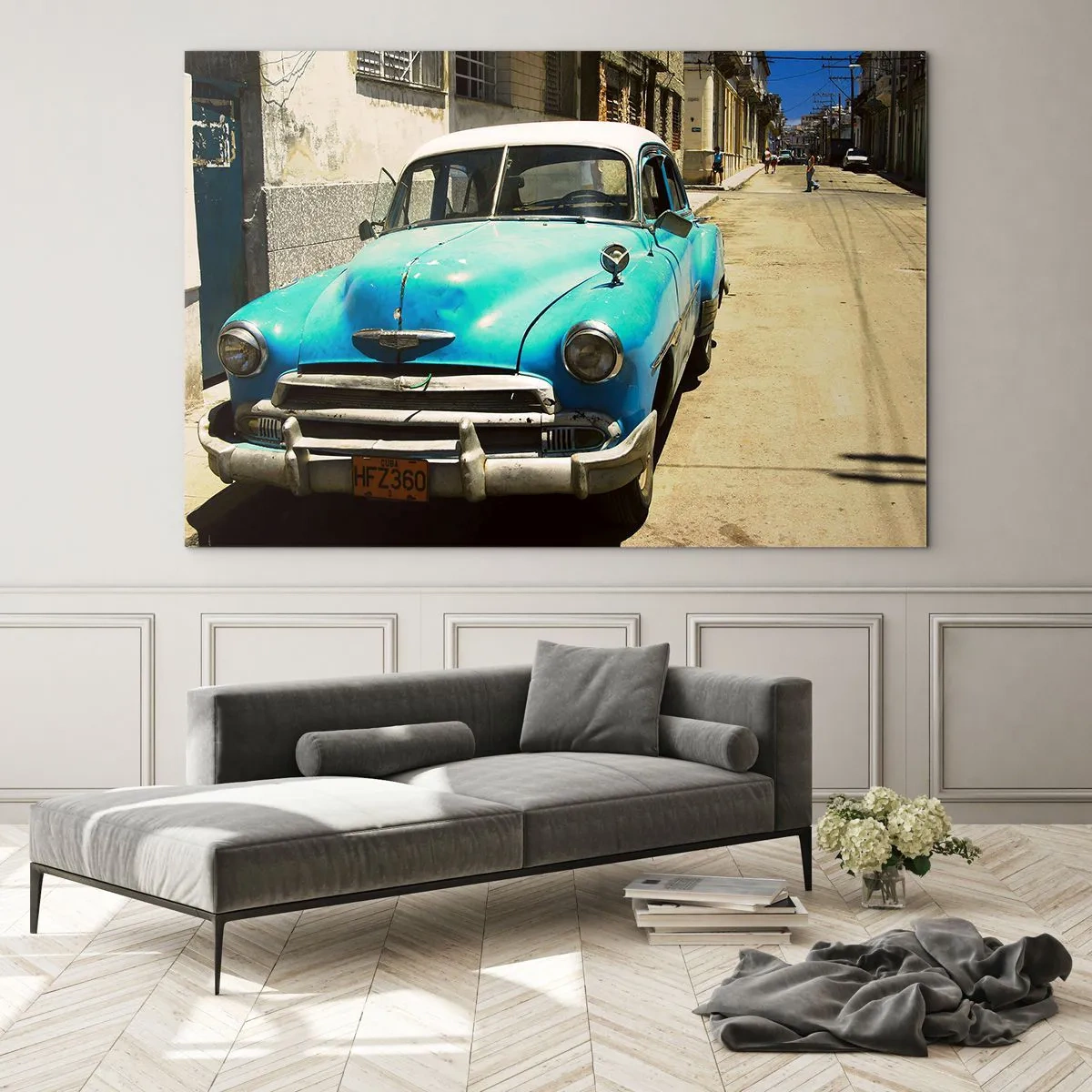 Obraz na szkle - Zabytkowy niebieski samochód na ulicy w słońcu - 70x50cm - Evviva Cuba! - Nowoczesna dekoracja ścienna do salonu i sypialni ARTTOR