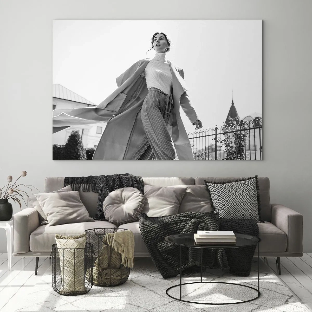 Obraz na szkle - Stylowa kobieta w ruchu na tle miejskiej architektury - 70x50cm - Idziesz ze mną? - Nowoczesna dekoracja ścienna do salonu i sypialni ARTTOR