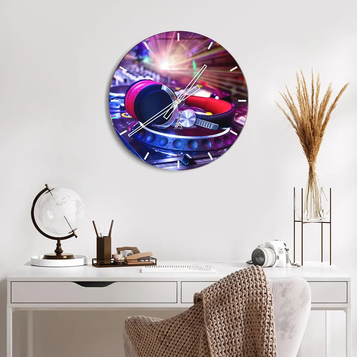Zegar ścienny - Słuchawki DJ i konsola w kolorowym świetle reflektorów - 30x30cm - Będzie, będzie się działo - Nowoczesna dekoracja ścienna do salonu, kuchni i sypialni ARTTOR
