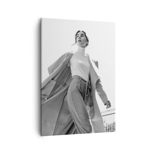 Obraz na płótnie - Stylowa kobieta w płaszczu i golfie uchwycona w ruchu - 50x70cm - Idziesz ze mną? - Nowoczesna dekoracja ścienna do salonu, kuchni i sypialni ARTTOR