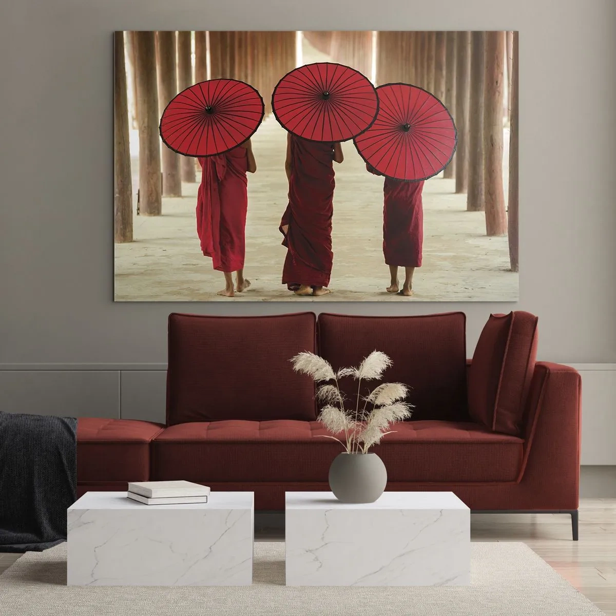 Obraz na szkle - Mnisi z czerwonymi parasolami spacerujący drewnianym korytarzem - 70x50cm - W drodze do Czystej Krainy - Nowoczesna dekoracja ścienna do salonu i sypialni ARTTOR