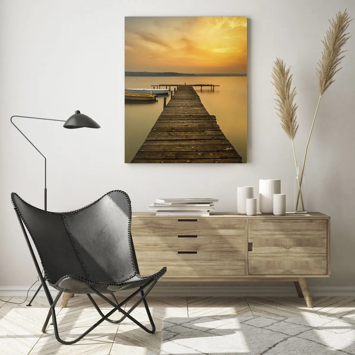 Obraz na szkle - Molo nad jeziorem przy zachodzie słońca z łodzią - 50x70cm - Niebo złote ci otworzę - Nowoczesna dekoracja ścienna do salonu, kuchni i sypialni ARTTOR