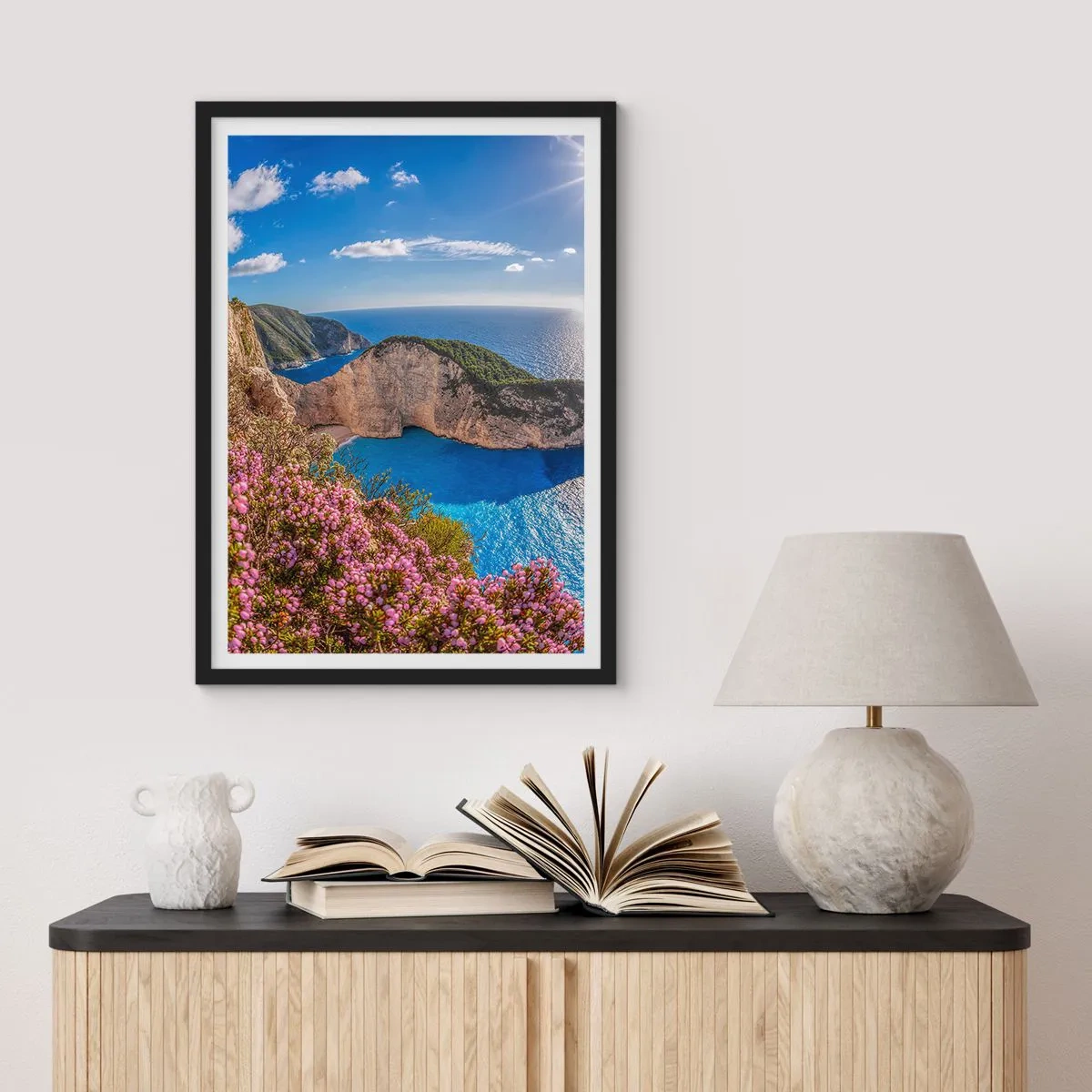 Plakat w czarnej ramie - Zatoka Navagio na wyspie Zakynthos z klifami i morzem - 50x70cm - Moje wielkie greckie wakacje - Nowoczesna dekoracja ścienna do salonu i sypialni ARTTOR