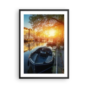 Plakat w czarnej ramie - Kanał z łodzią o zachodzie słońca - 50x70cm - Poranek w Amsterdamie - Nowoczesna dekoracja ścienna do salonu i sypialni ARTTOR