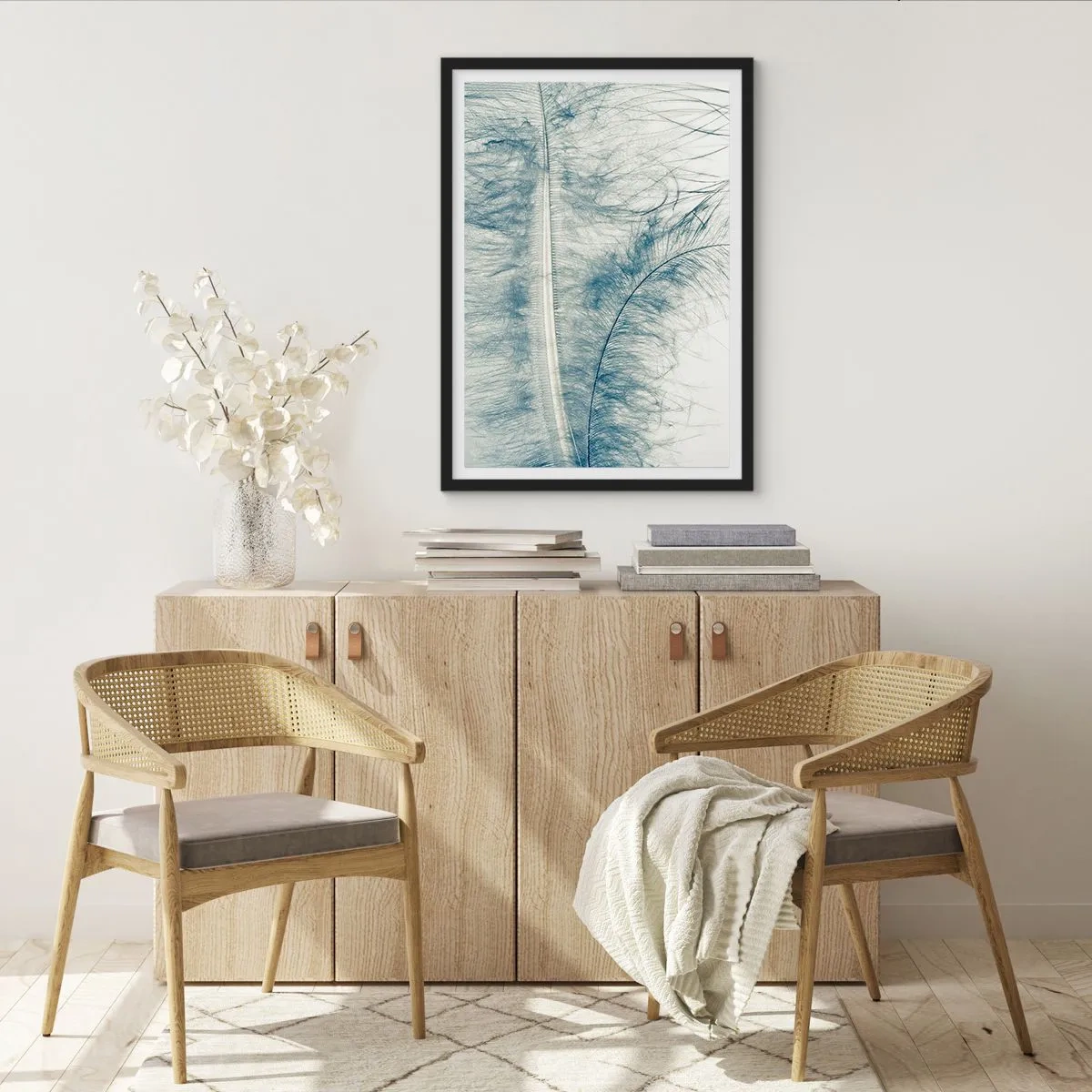 Plakat w czarnej ramie - Delikatne pióro w subtelnych odcieniach błękitu - 50x70cm - Szept natury - Nowoczesna dekoracja ścienna do salonu i sypialni ARTTOR