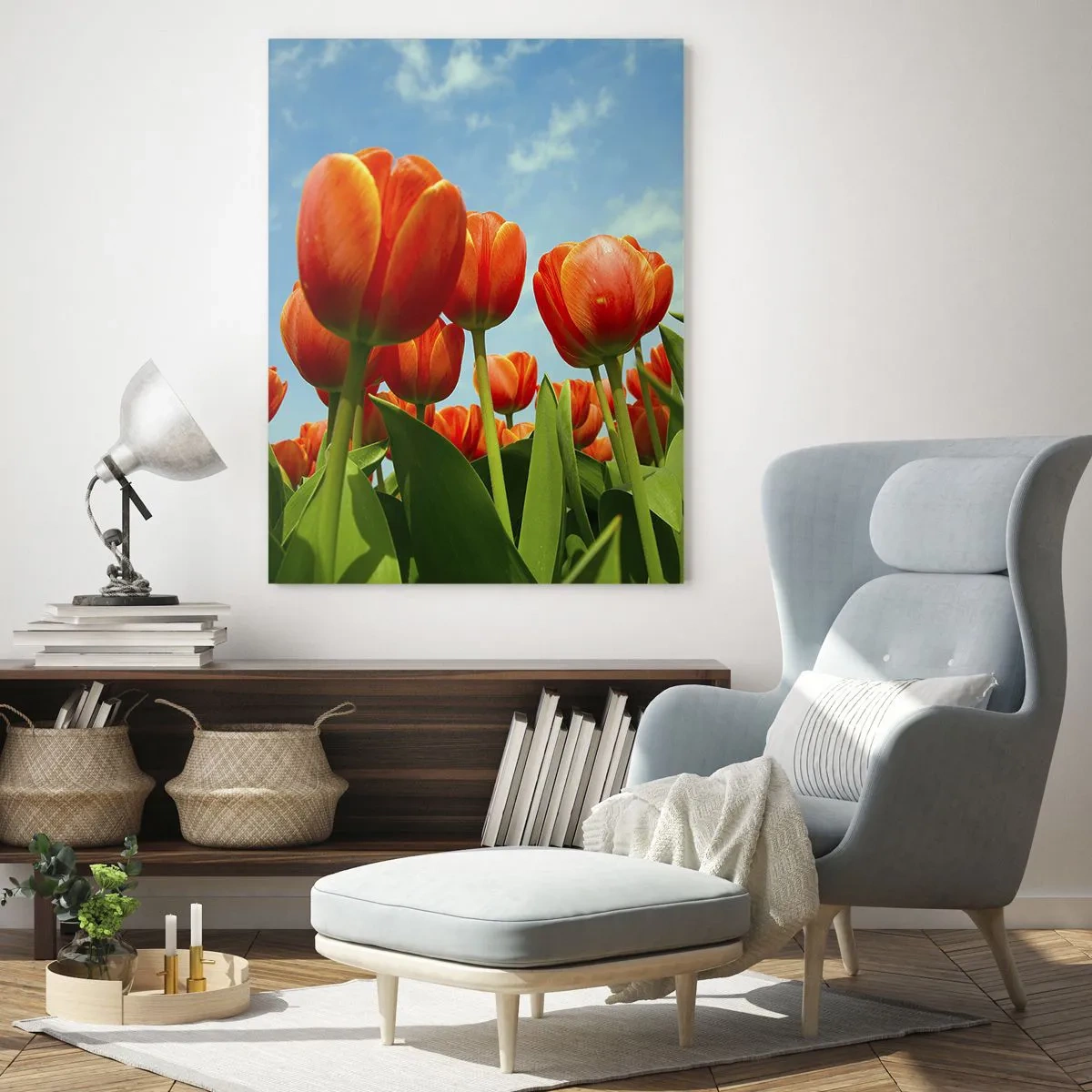 Obraz na szkle - Pole czerwonych tulipanów pod błękitnym niebem - 50x70cm - Oprócz błękitnego nieba nic im w życiu nie potrzeba - Nowoczesna dekoracja ścienna do salonu, kuchni i sypialni ARTTOR