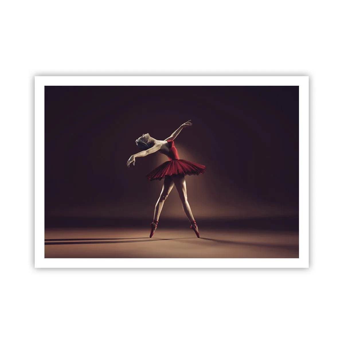 Plakat - Tancerka baletowa w czerwonej sukni na tle sceny - 100x70cm - Prima ballerina - Nowoczesna dekoracja ścienna do salonu i sypialni ARTTOR