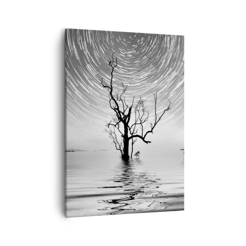 Obraz na płótnie - Samotne drzewo w wodzie na tle nocnego nieba z gwiezdnymi śladami - 50x70cm - Symfonia natury - Nowoczesna dekoracja ścienna do salonu, kuchni i sypialni ARTTOR