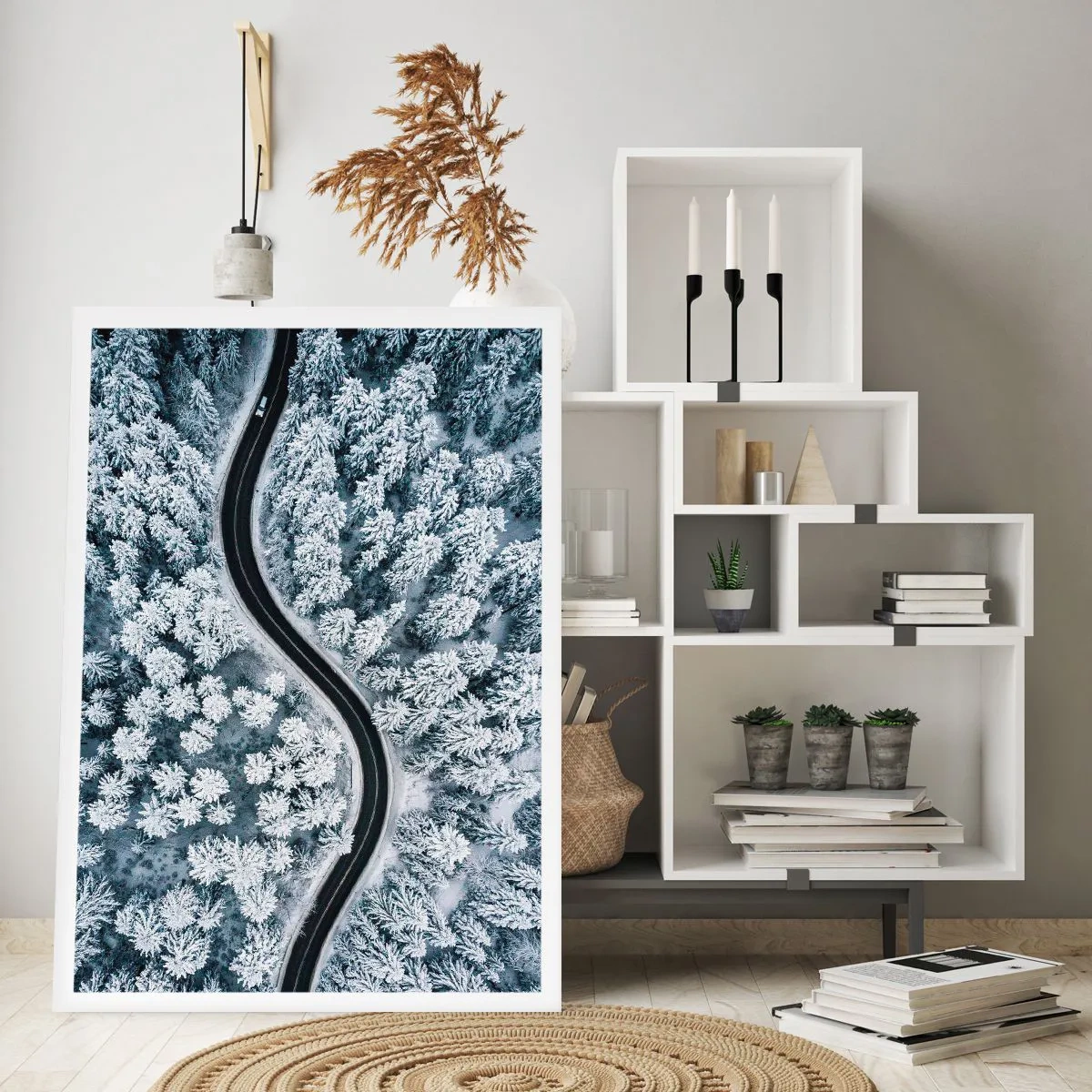 Plakat - Malownicza droga wśród zaśnieżonych drzew z lotu ptaka - 50x70cm - Przez zimowy las - Nowoczesna dekoracja ścienna do salonu, kuchni i sypialni ARTTOR