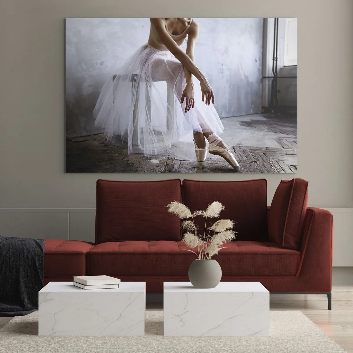 Obraz na szkle - Baletnica w tiulowej spódnicy odpoczywa w sali - 70x50cm - Zanim zabłysną światła rampy - Nowoczesna dekoracja ścienna do salonu i sypialni ARTTOR