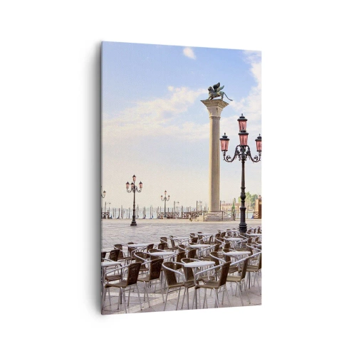Obraz na płótnie - Wenecja, widok na plac z kolumnami i ustawionymi stolikami kawiarni - 80x120cm - Zapraszamy, wszystko gotowe - Nowoczesna dekoracja ścienna do salonu i sypialni ARTTOR