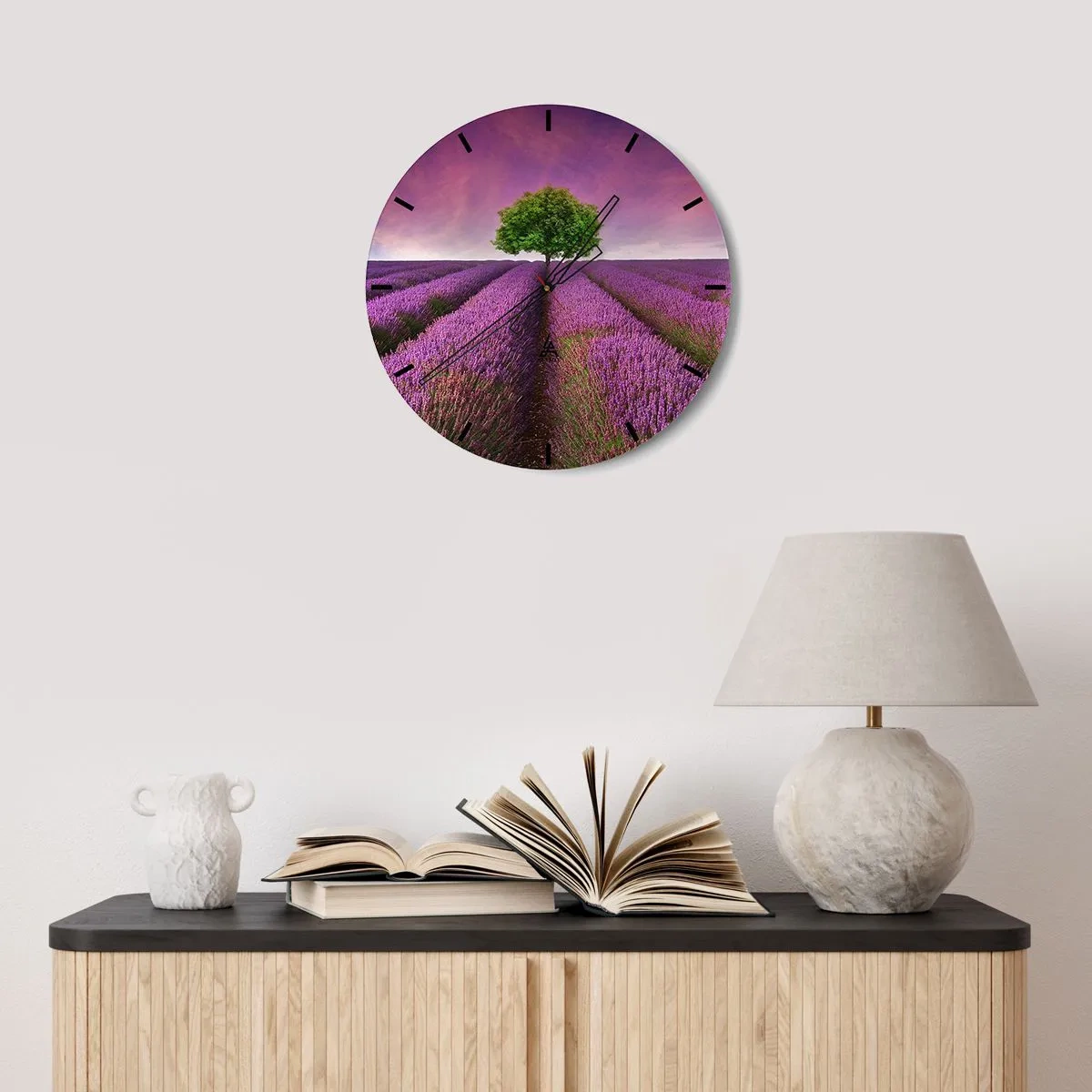 Zegar ścienny - Pole lawendy z samotnym drzewem na tle kolorowego nieba - 30x30cm - Na lawendowych polach - Nowoczesna dekoracja ścienna do salonu, kuchni i sypialni ARTTOR