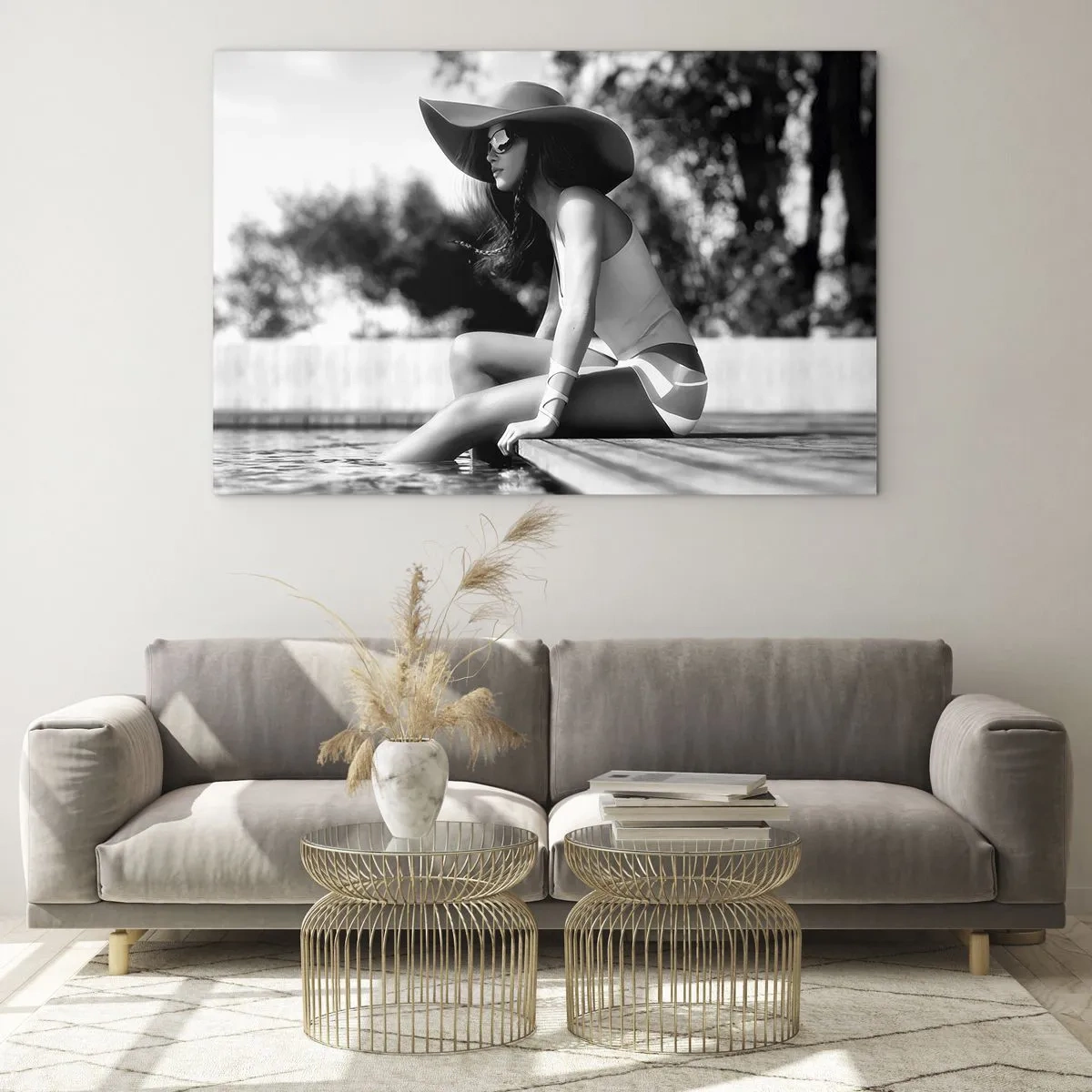 Obraz na szkle - Kobieta w kapeluszu siedząca przy basenie w czerni i bieli - 70x50cm - Letnie marzenie - Nowoczesna dekoracja ścienna do salonu i sypialni ARTTOR